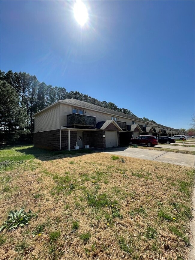 Building Photo - 2155 Skyler Dr