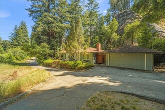 Building Photo - 111 Lake Dr