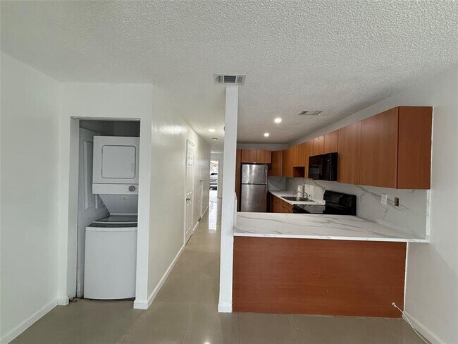 Building Photo - 550 SW 115th Ave
