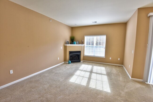 Foto del edificio - Bottom Floor Rear View 2 Bed 2 Bath Availa...