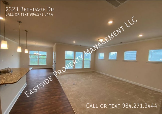 Foto del edificio - 2323 Bethpage Dr