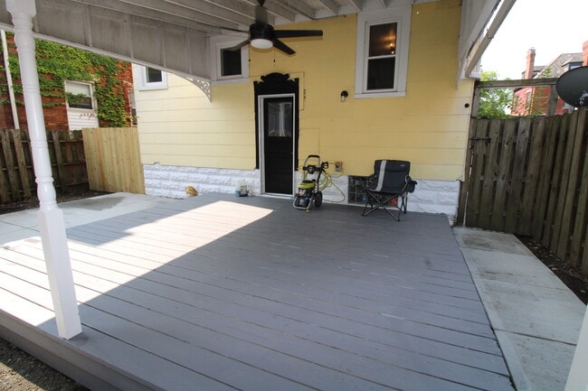 Acera que rodea el patio. - 432 Southview Ave