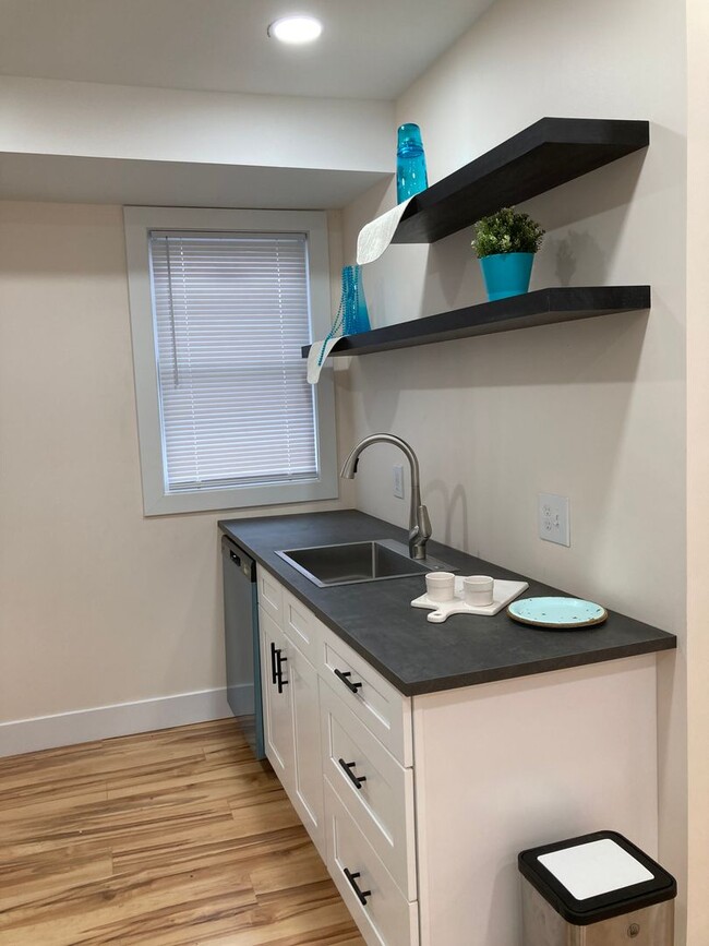 Building Photo - 2 Bedroom  Renovated Century Home Modern S...