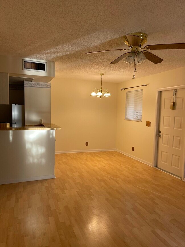 Building Photo - 1844 Fairview Villas Dr