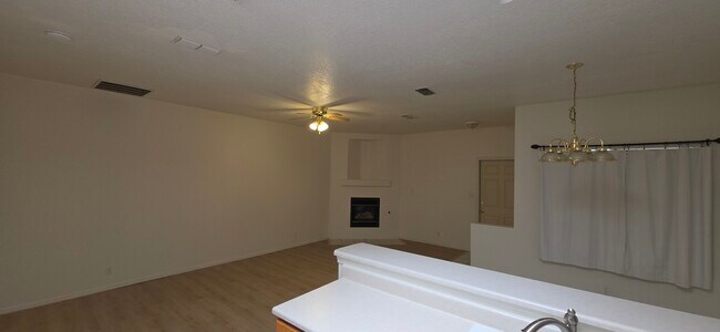 Foto del edificio - 4551 Holiday Breeze Pl NE