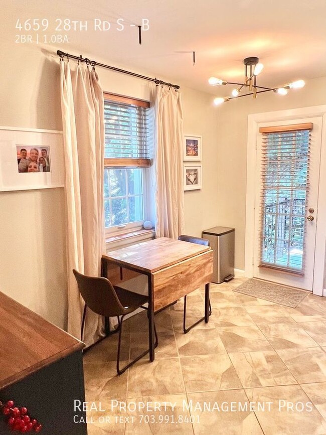 Building Photo - Stunning Shirlington Corner Unit With Priv...