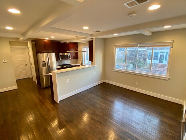 Building Photo - 1636 Lyman Pl NE