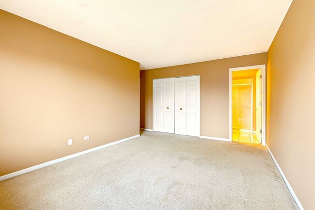 Building Photo - 219 W Ct of Shorewood