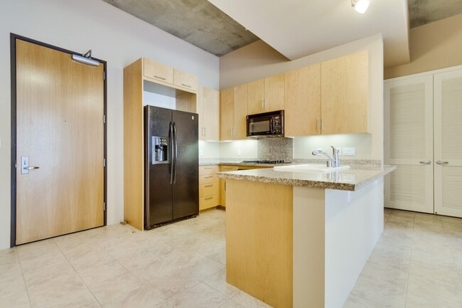 Building Photo - 2 Bedroom Condo in M2i