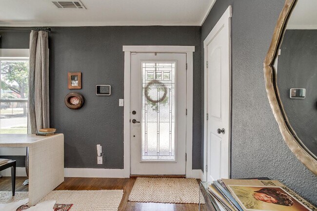 Building Photo - "Charming 3-Bedroom Home with Granite Coun...