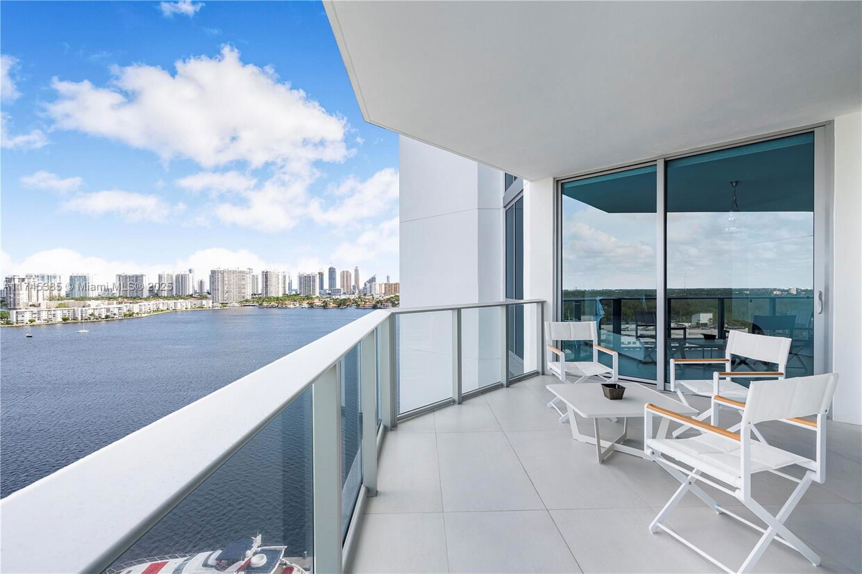 Foto principal - 17111 Biscayne Blvd