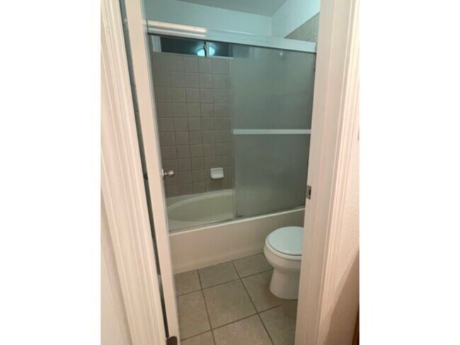 Building Photo - Hardwood laminate throughout open floor pl...