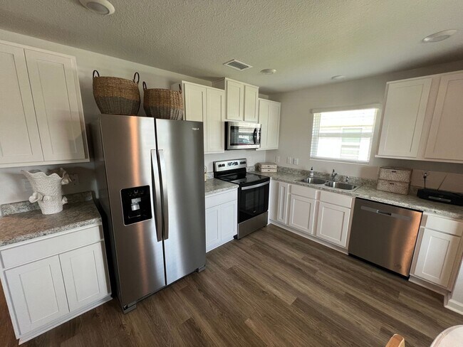 Foto del edificio - Practically Brand New 3/2 Milton Gem !!