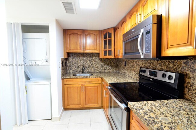 Foto del edificio - 9911 W Okeechobee Rd