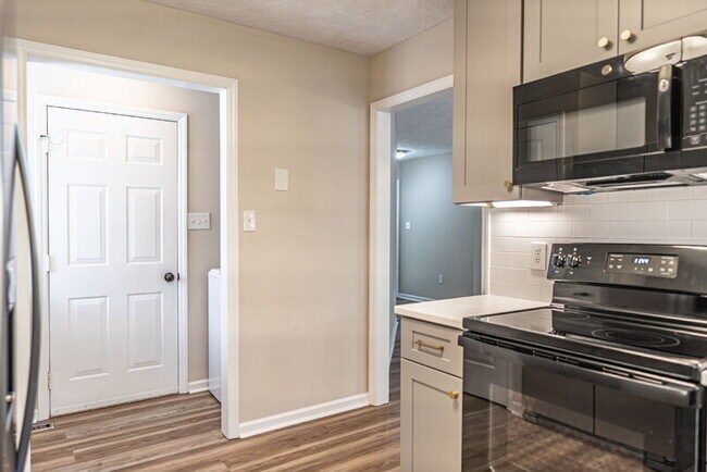 Foto del edificio - 1355 Longleaf Dr E