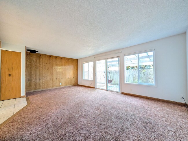 Building Photo - Cute 3 Bed/1Bath Duplex