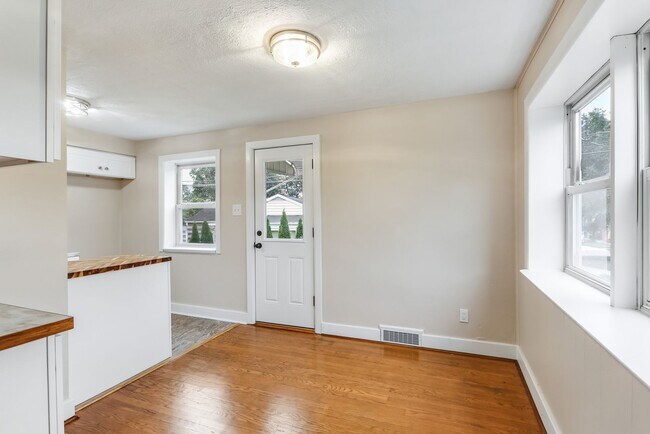 Foto del edificio - Two bedroom, one bathroom detached home