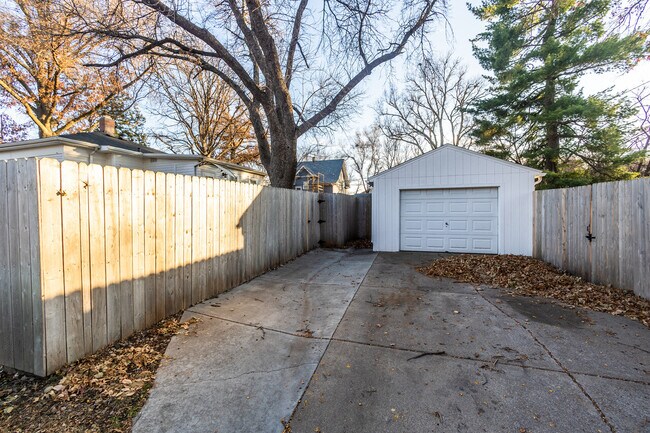 Building Photo - 2203 S 48th St