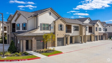 Building Photo - Vale