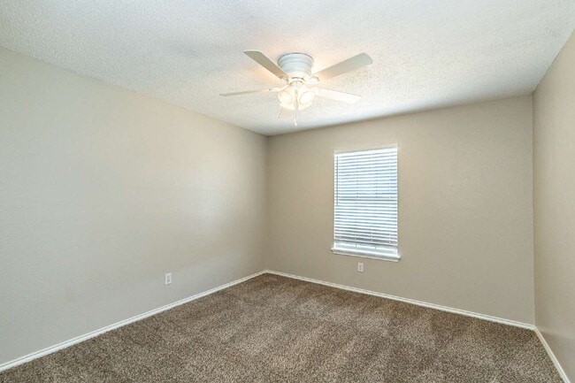 Building Photo - 3 bedroom 3 Bath House plus office