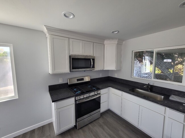 Kitchen - 768-2 Hillsview Rd
