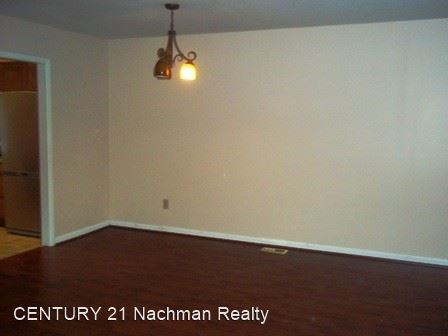 Building Photo - 3 br, 2 bath House - 8 Bromley Drive