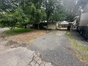 Building Photo - 2050 Laburnum Ave