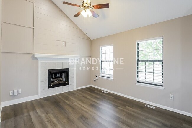 Building Photo - 521 SE Onyx Dr