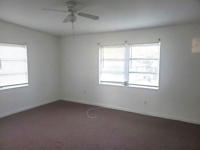 Building Photo - Annual One Bedroom One Bath Upstairs Condo...