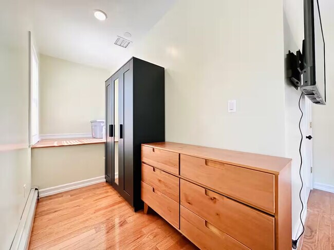 Foto del edificio - Furnished room/NOT APARTMENT