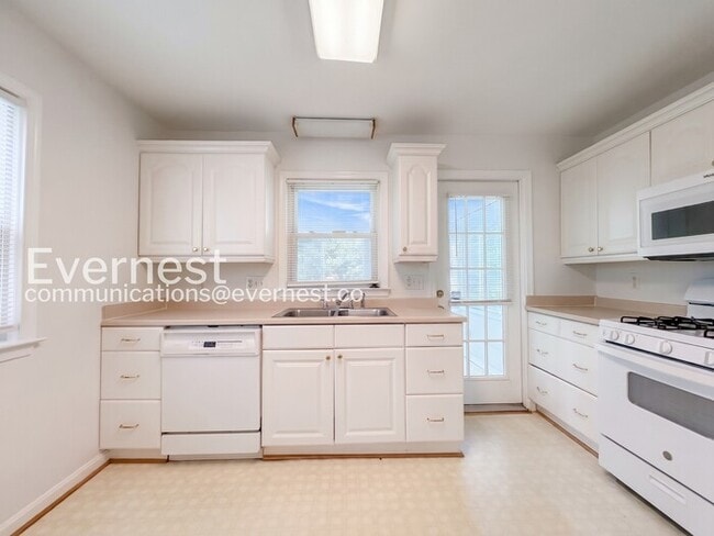 Building Photo - 4-Bed/2-Bath Home with Fenced Yard/ Available Soon!