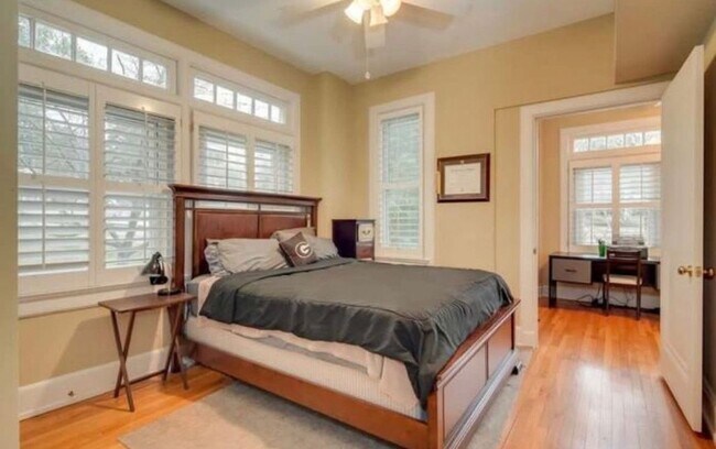 Foto del edificio - Gorgeous condo located in Summerville Clos...