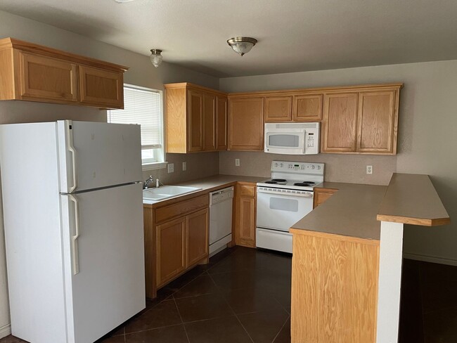 Building Photo - 3 BED, 2.5 BATH Townhouse; Close to ACU