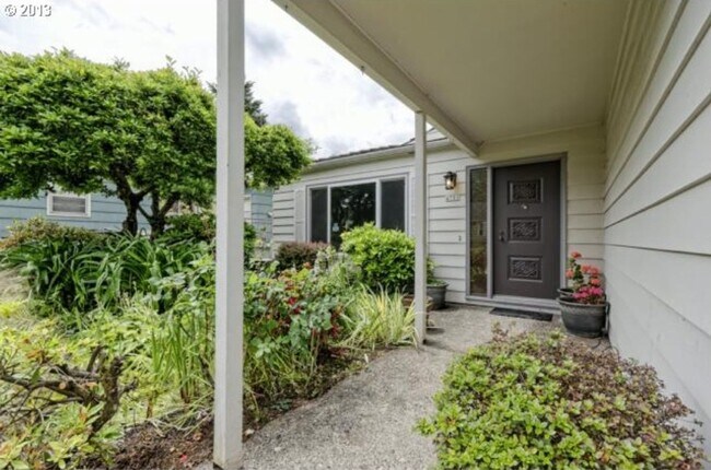 Building Photo - Southeast Splendor!  2 Bed, 1.25 Bath Hous...