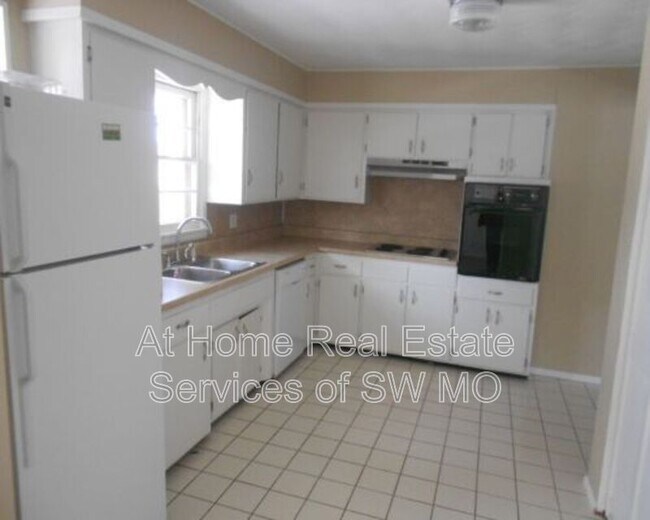 Foto del edificio - 2705 S Stewart Ave