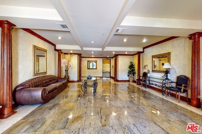Building Photo - 353 S Reeves Dr
