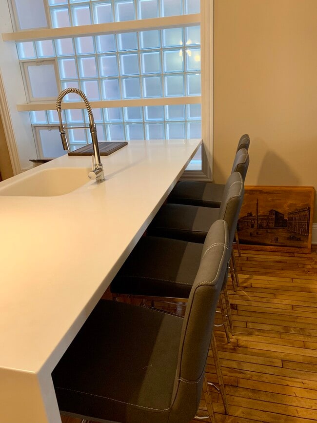 Breakfast Bar - 1502 W Polk St