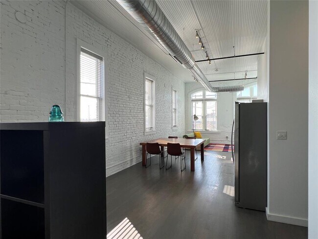 Foto del edificio - 102 E 2nd St