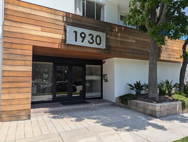 Foto del edificio - 1930 S Beverly Glen Blvd