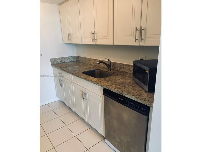 Foto del edificio - 2350 NE 135th St