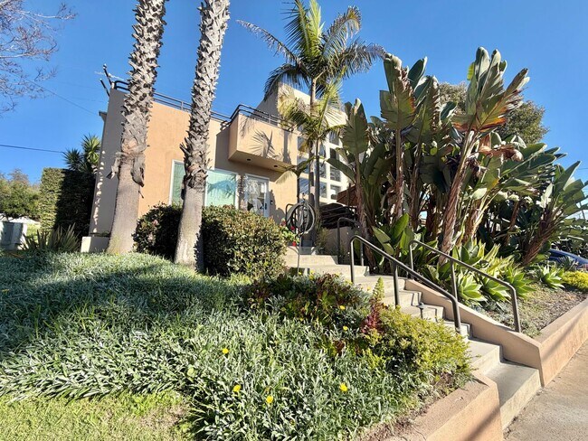 Foto del edificio - Ocean-View Hermosa Beach Home with Expansive Rooftop Deck & 400+ Sq Ft Primary Suite
