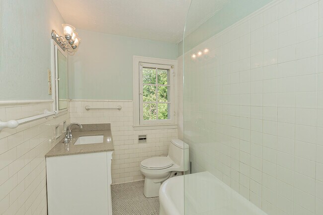 Building Photo - 2334 S Overlook Rd