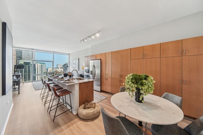 Building Photo - 808 N Lake Shore Dr