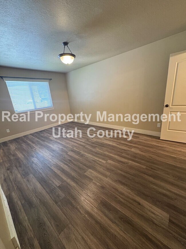Foto del edificio - $500 Off First Months Rent! 5 bedroom home...