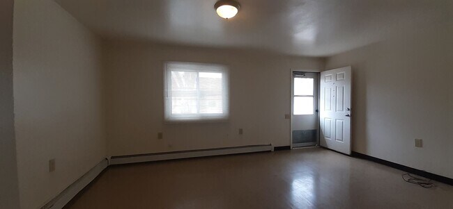 Building Photo - Spacious studio in a duplex with laundry c...