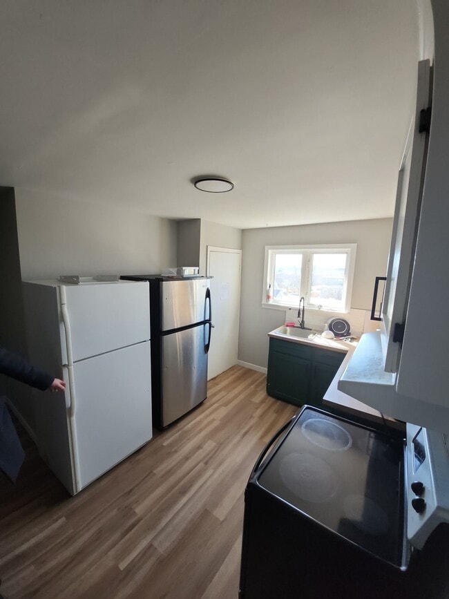 Building Photo - 27-27 Brule St