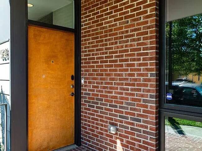 Building Photo - Premier 2BD, 2.5BA Downtown Raleigh Townho...
