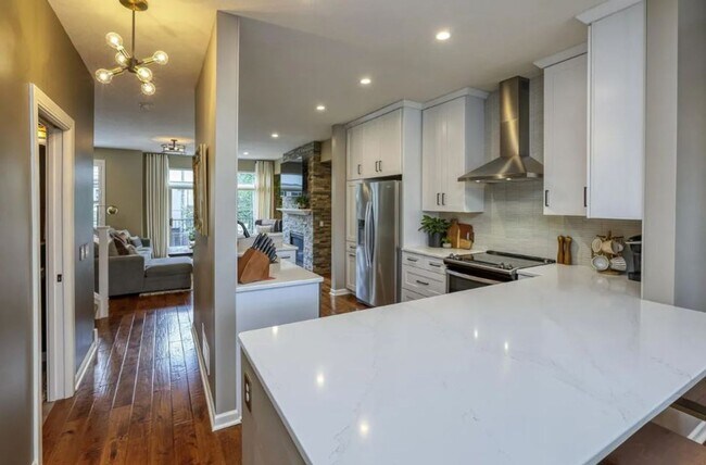 Foto del edificio - Rare NE Minneapolis Townhome with 2 Stall Garage + Soaking Tub