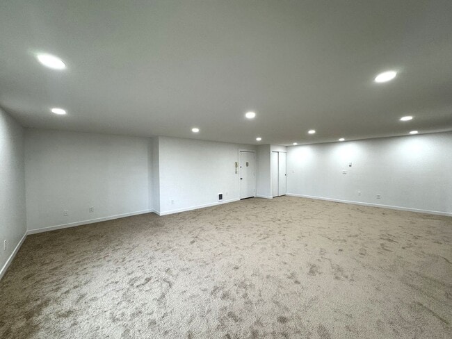 Building Photo - HUGE Three Bedroom with Garage!