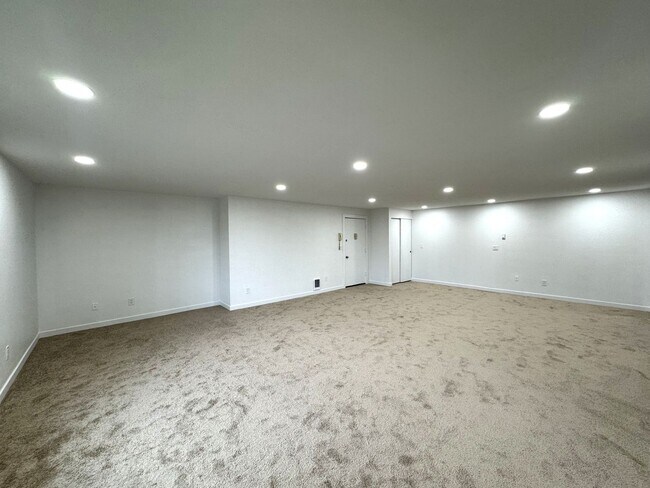 Foto del edificio - HUGE Three Bedroom with Garage!